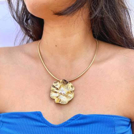 Elegant Flower Pearl Necklace